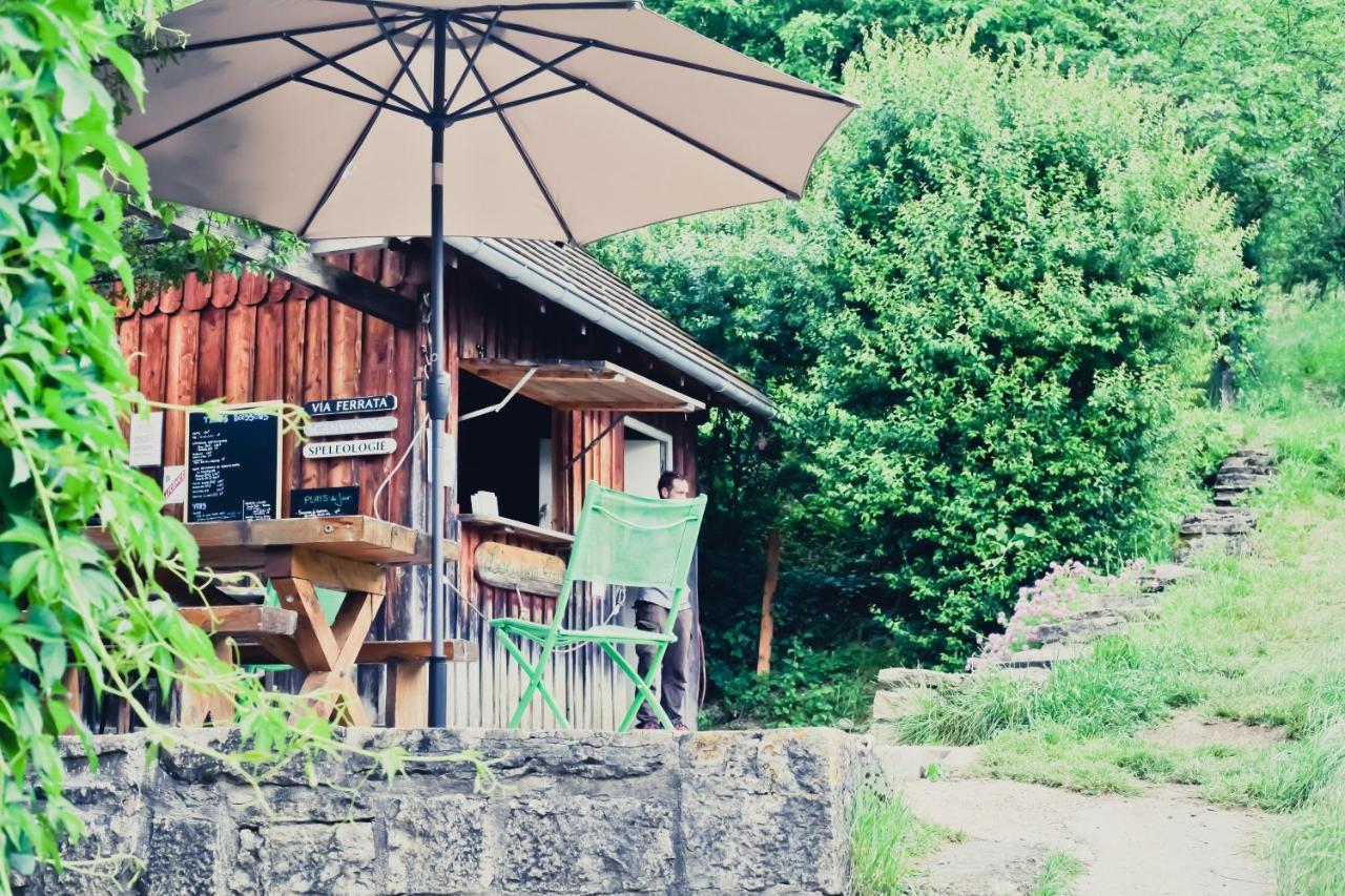 Hotel Les Repaires Nans-sous-Sainte-Anne Esterno foto
